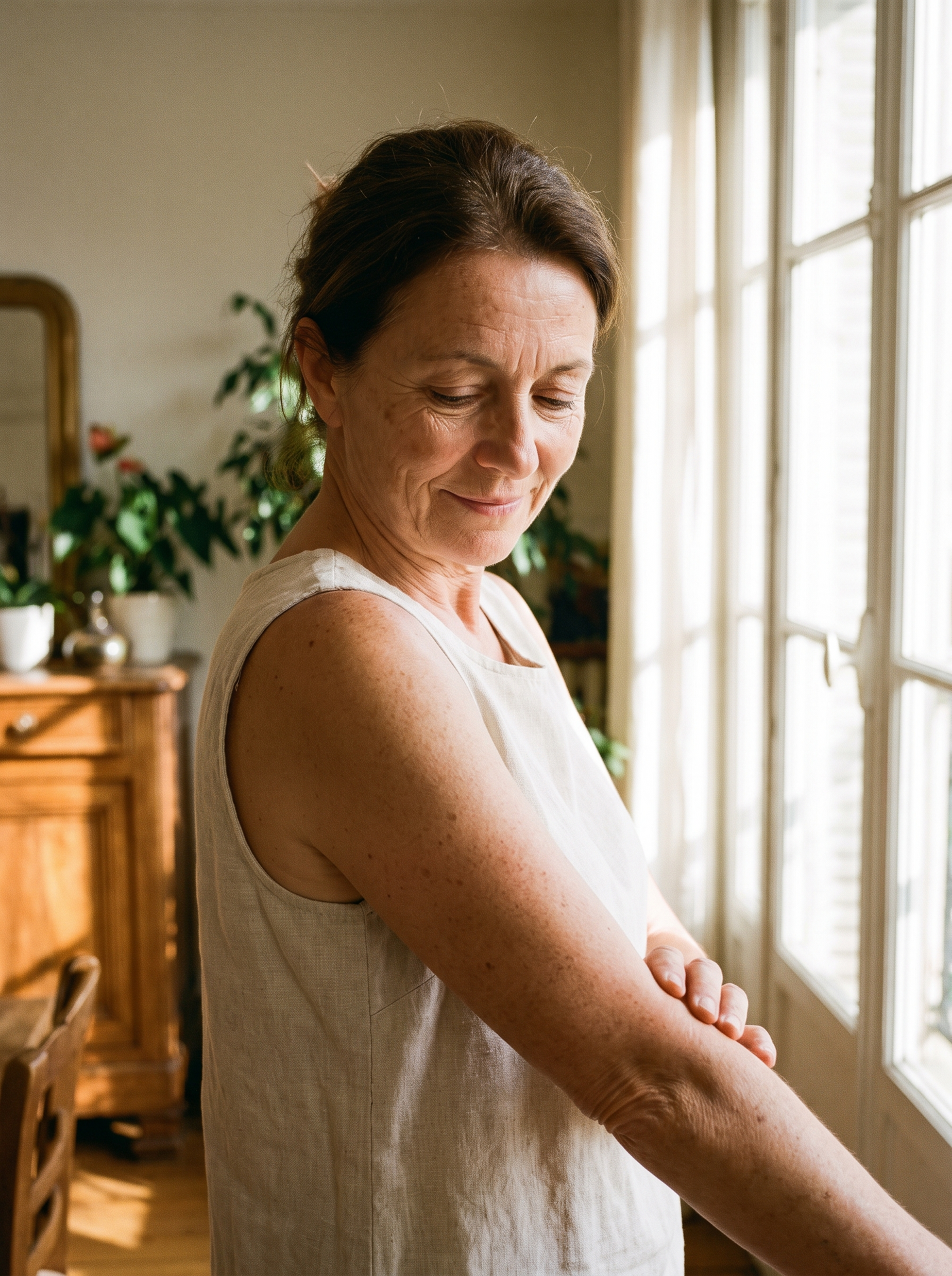 Why Thousands of Women Over 50 Are Abandoning Firming Creams For a Parisian Botanical Oil