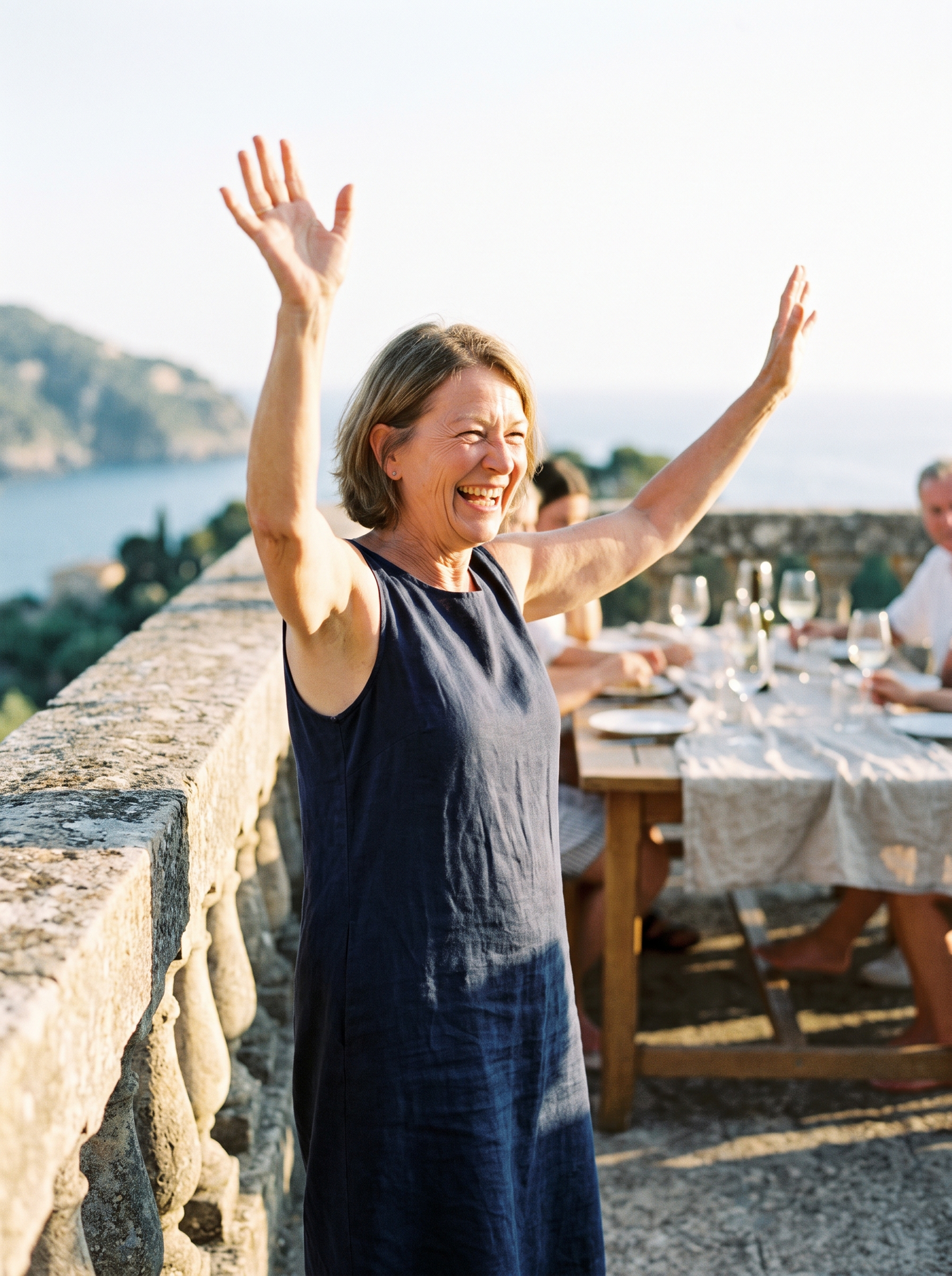 The moment the women in our reviews describe most: raising both arms — and not thinking about it once.